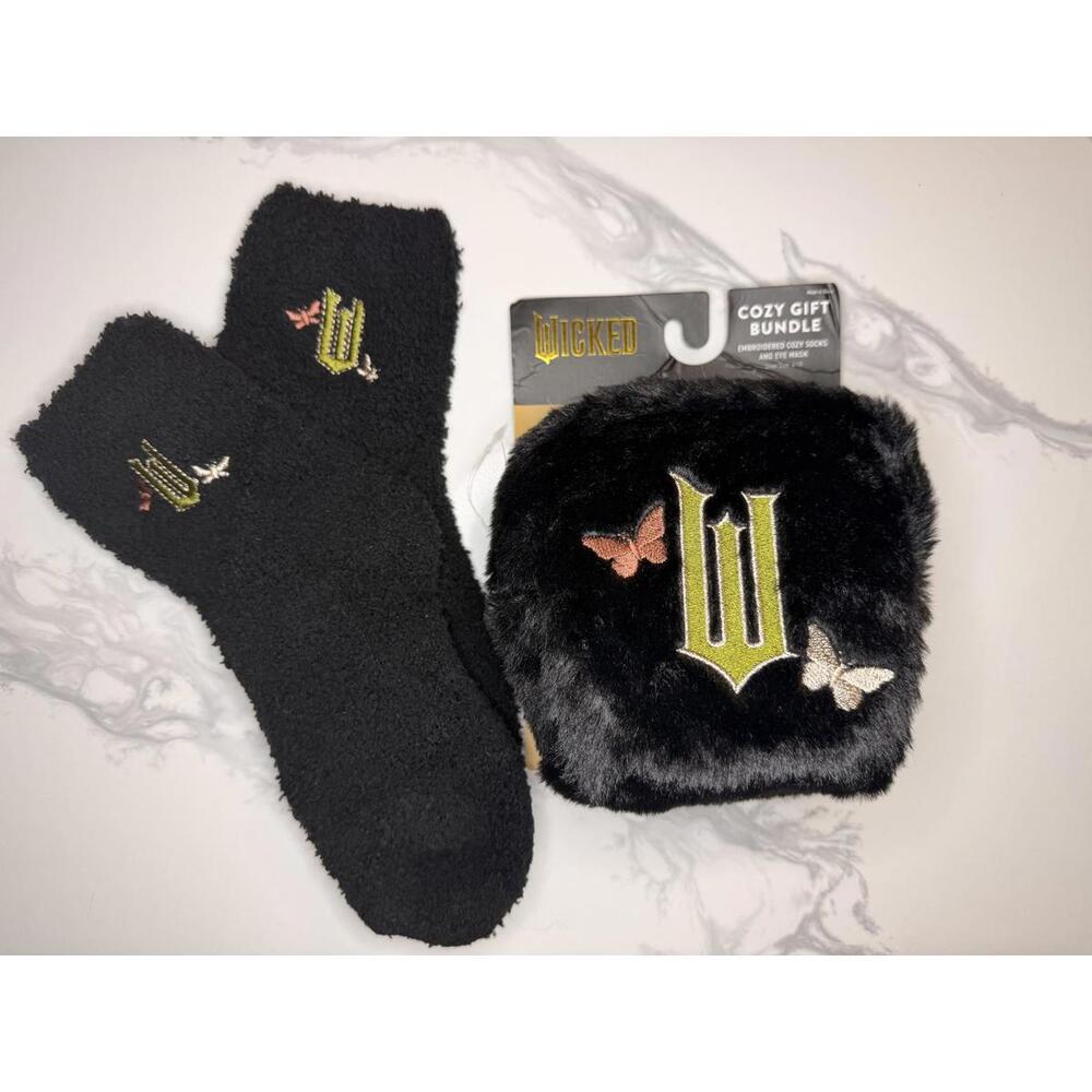 Wicked Cozy Gift Bundle Bag + Socks NWT